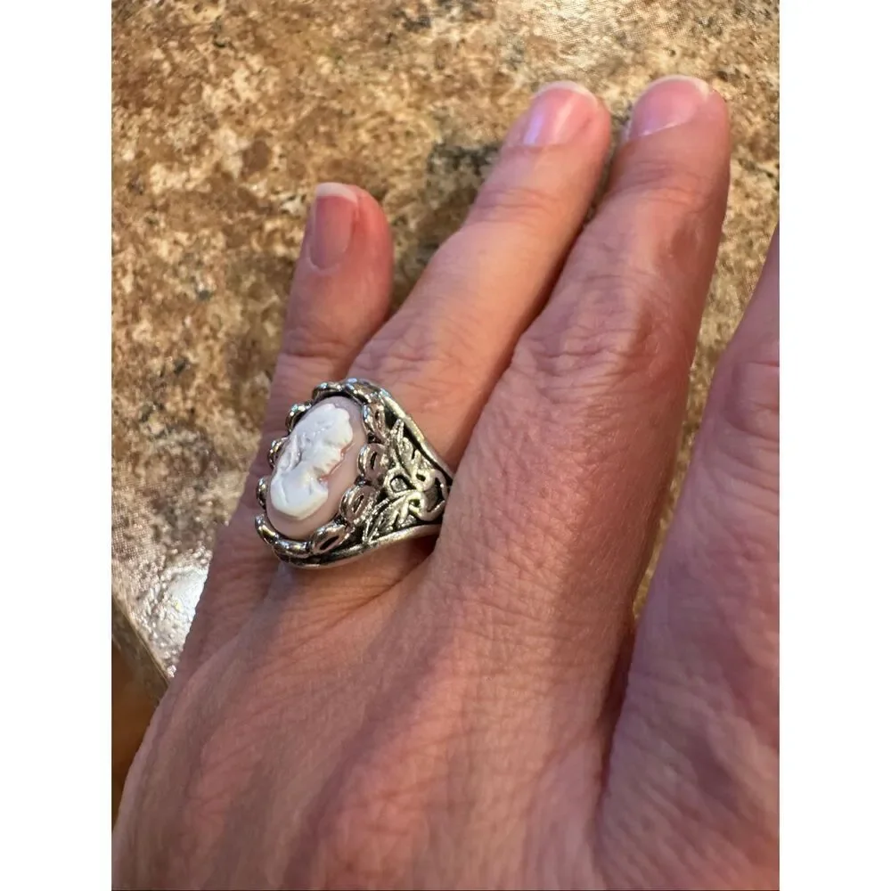 Woman’s cameo ring size 6 with jewelry storage bag